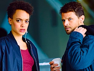 [CC] Hunters (2016) The Complete Series On 6 DVDs Nathan Phillips Britne Oldford Mark Coles Smith  